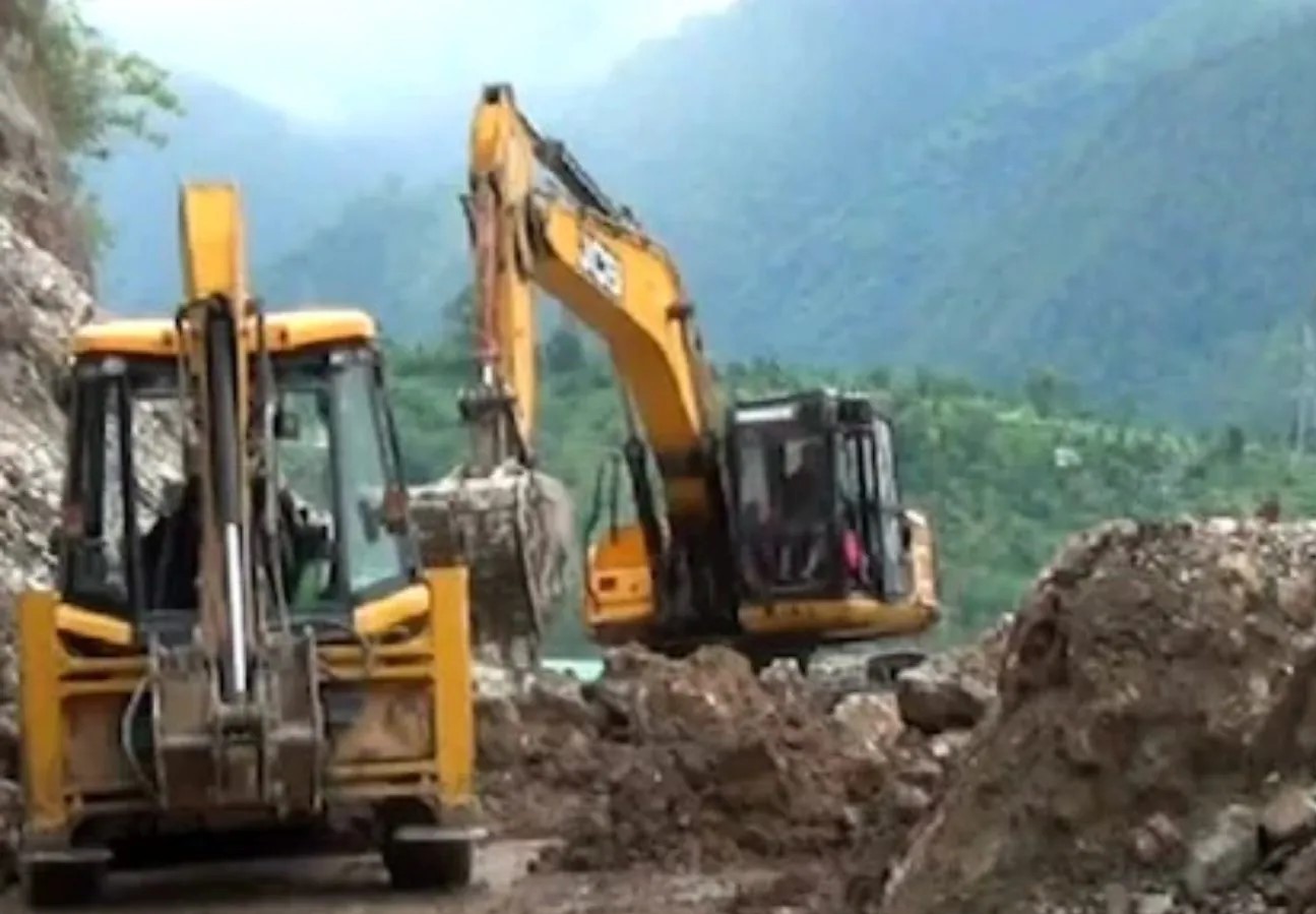 Uttarakhand:-100-Villages-in-3-Valleys-Cut-Off-From-Main-Roads-After-Landslides