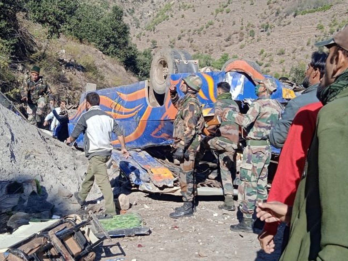 mini-bus-falls-into-gorge-8-killed-several-injured