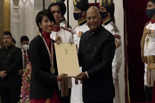 Lavlina-accepts-Dhyan-Chand-Khel-Ratna-Award