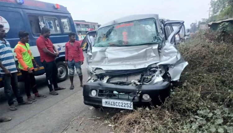 Maharashtra-Van-rammed-under-truck-in-Palghar-4-killed-8