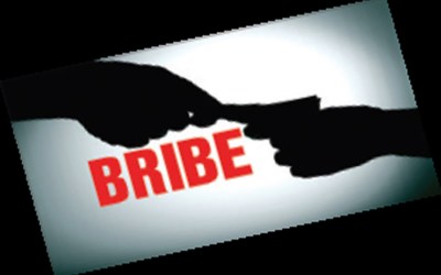 caught-red-handed-accepting-bribe