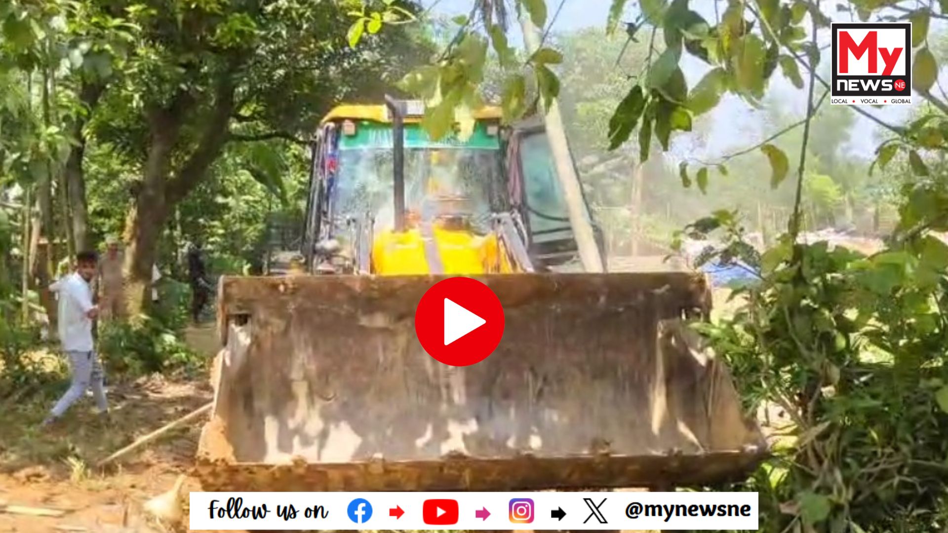 চাপৰত উচ্ছেদিতই ভাঙি চুৰমাৰ কৰিলে দুখনকৈ বুলডজাৰ